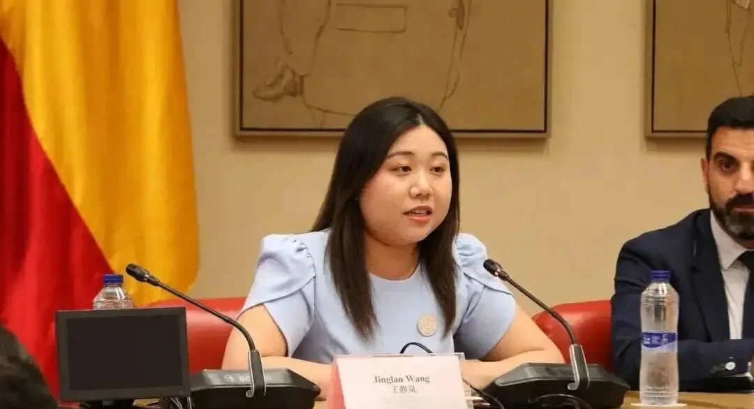 Jinglan Wang durante la moderación de una mesa del foro