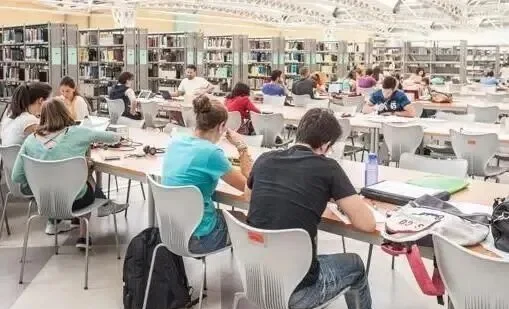 Estudiantes trabajando en una biblioteca universitaria