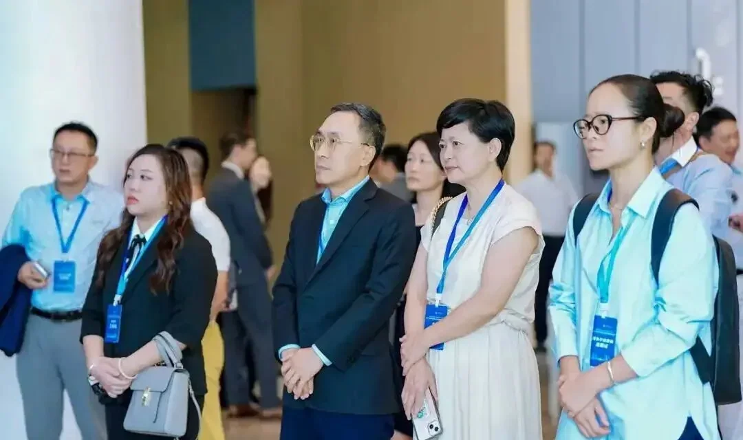 Representantes del ámbito jurídico, empresarial y asociativo durante la visita