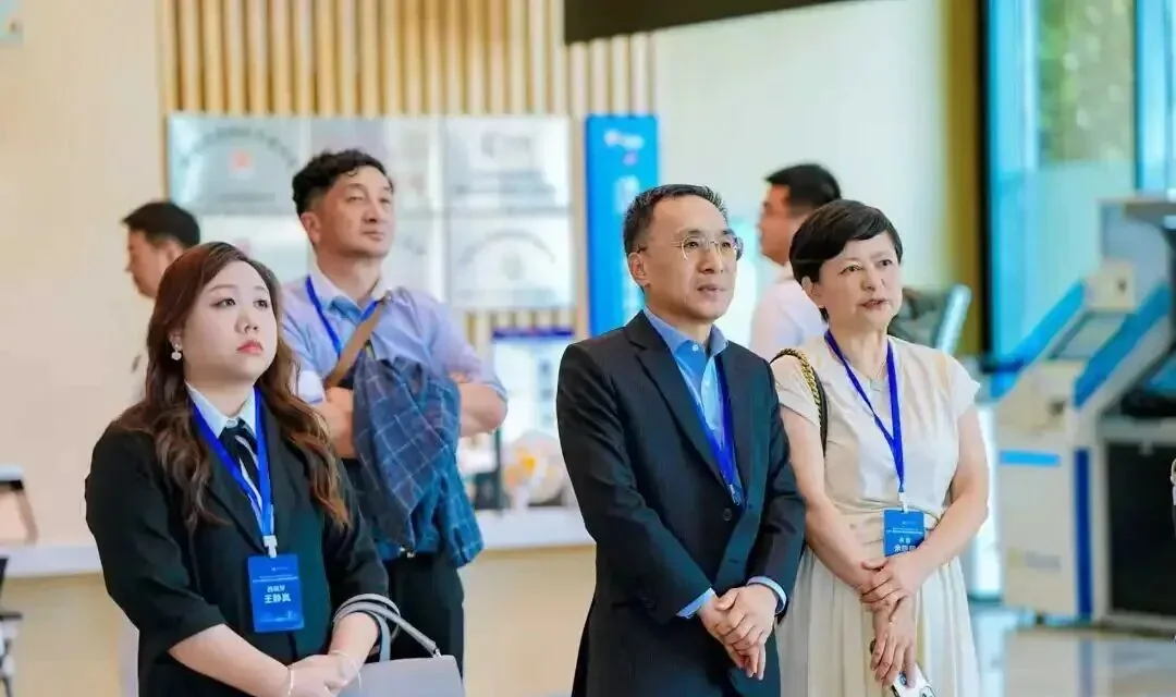 Jinglan Wang y otros participantes durante una actividad complementaria