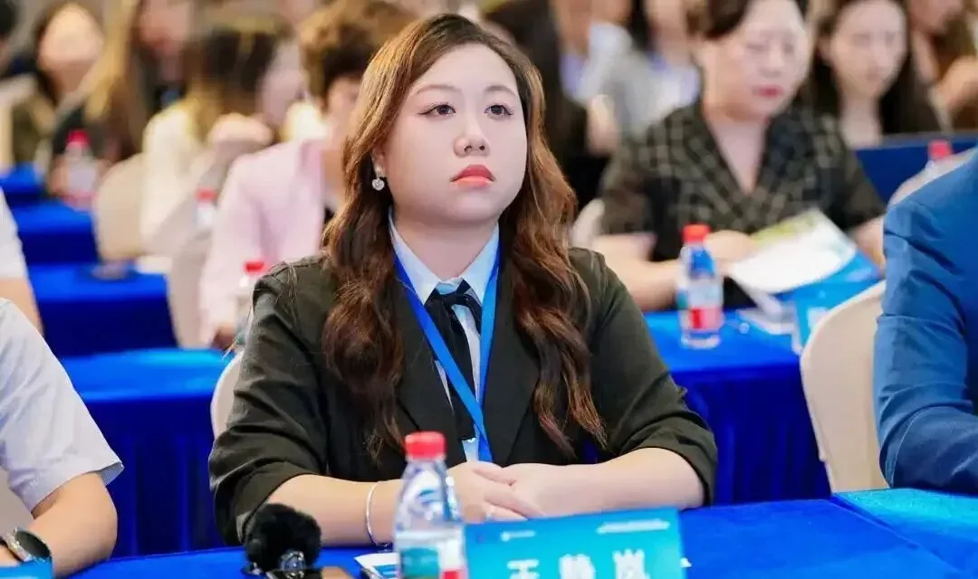 Jinglan Wang durante la jornada de Longgang del congreso